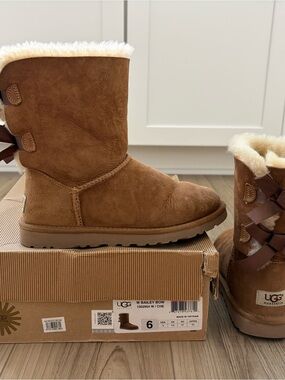 UGG Bailey Bow Short Boot - Chestnut Suede